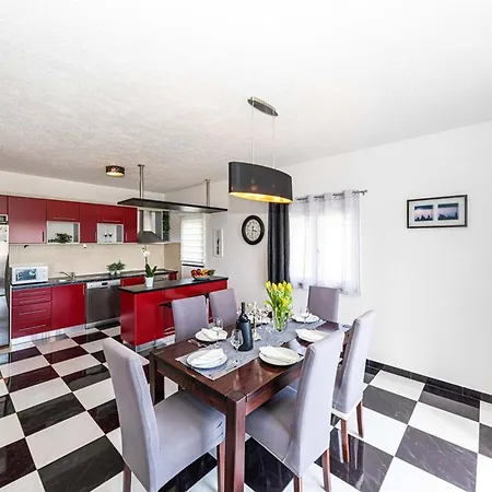 Exquisite Spacious Bufaline With Pool And Gym - Eight Bedroom With Pool And Gym ヴィラ Kaštel Novi