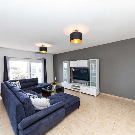 Exquisite Spacious Bufaline With Pool And Gym - Eight Bedroom With Pool And Gym * Kaštel Novi