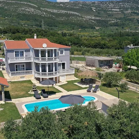 Exquisite Spacious Bufaline With Pool And Gym - Eight Bedroom With Pool And Gym *
