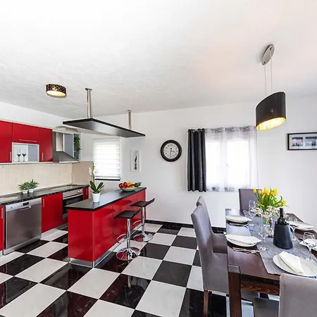 Exquisite Spacious Bufaline With Pool And Gym - Eight Bedroom With Pool And Gym Kaštel Novi