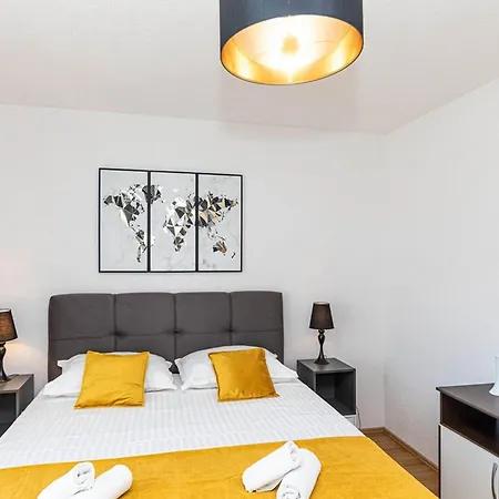 Exquisite Spacious Bufaline With Pool And Gym - Eight Bedroom With Pool And Gym ヴィラ Kaštel Novi