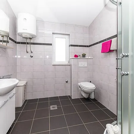 Exquisite Spacious Bufaline With Pool And Gym - Eight Bedroom With Pool And Gym * Kaštel Novi