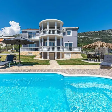 Exquisite Spacious Bufaline With Pool And Gym - Eight Bedroom With Pool And Gym ヴィラ *